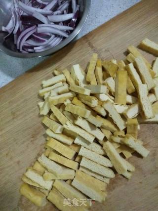 元葱炒豆腐干的做法步骤：3