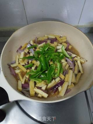 元葱炒豆腐干的做法步骤：8
