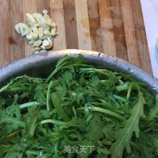 蒜香茼蒿的做法步骤：1