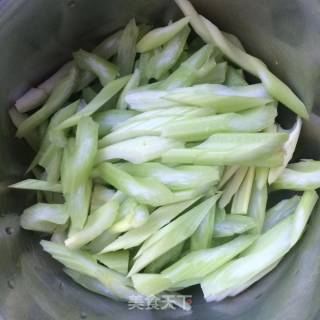 清炒芹菜木耳的做法步骤：3