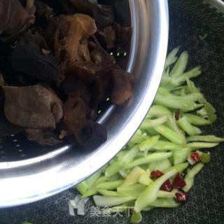 清炒芹菜木耳的做法步骤：6