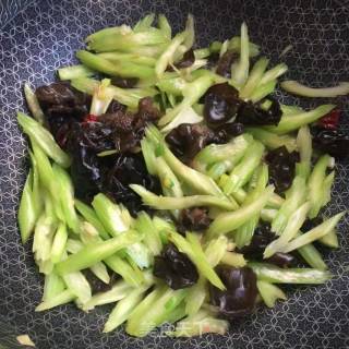 清炒芹菜木耳的做法步骤：7