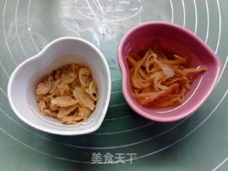 海味胡萝卜炒方便面的做法步骤：2