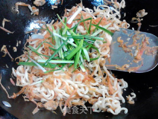 海味胡萝卜炒方便面的做法步骤：12
