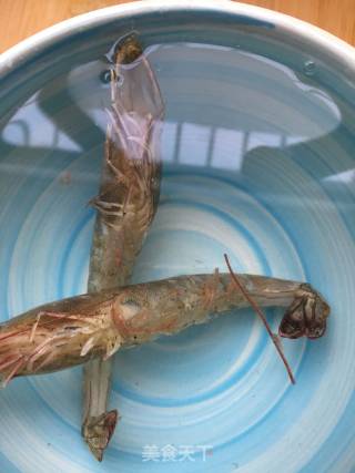 蒜香菠菜鲜虾热汤面的做法步骤：1