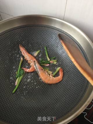 蒜香菠菜鲜虾热汤面的做法步骤：5