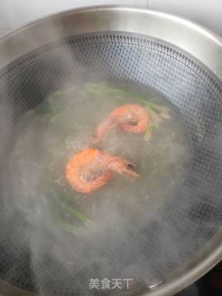 蒜香菠菜鲜虾热汤面的做法步骤：6