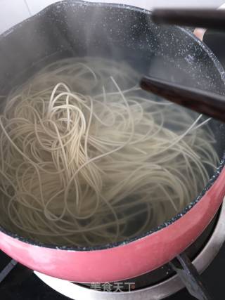 蒜香菠菜鲜虾热汤面的做法步骤：8