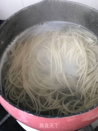 蒜香菠菜鲜虾热汤面的做法步骤：9