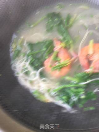 蒜香菠菜鲜虾热汤面的做法步骤：13