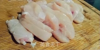 酸甜鸡脯的做法步骤：1