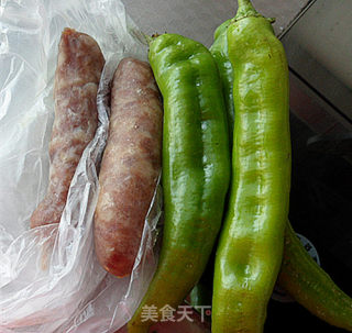 腊味——腊肠炒尖椒的做法步骤：1