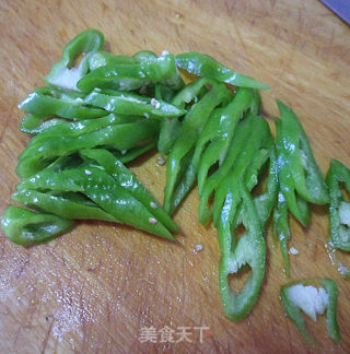 腊味——腊肠炒尖椒的做法步骤：2