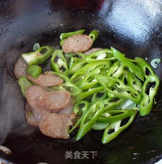 腊味——腊肠炒尖椒的做法步骤：4