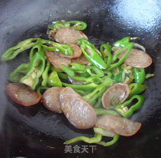 腊味——腊肠炒尖椒的做法步骤：5