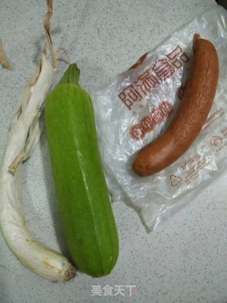 西葫芦炒火腿肠的做法步骤：1