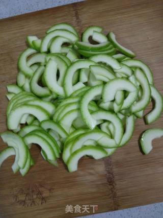 西葫芦炒火腿肠的做法步骤：3