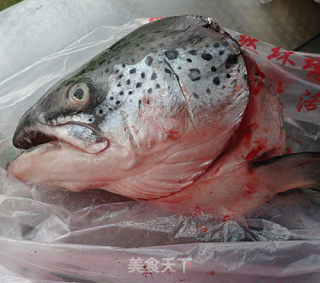 三文鱼头烧豆腐的做法步骤：1