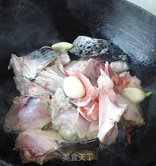 三文鱼头烧豆腐的做法步骤：3