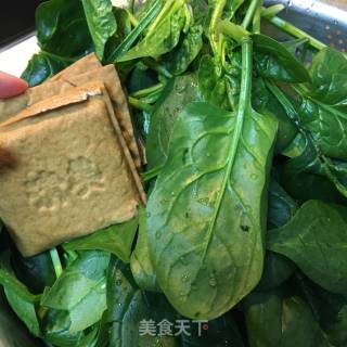 菠菜拌豆干的做法步骤：1