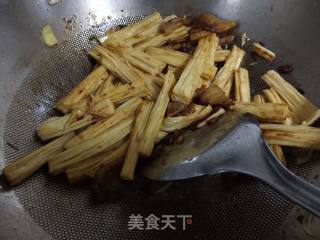 五花肉炒腐竹的做法步骤：6