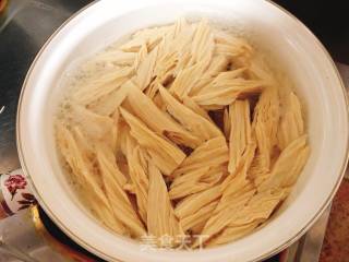 青椒炒腐竹的做法步骤：2