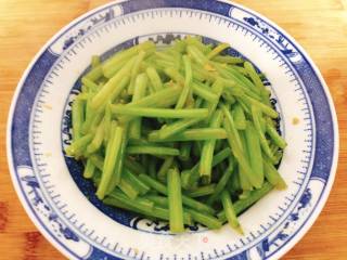 清炒茼蒿杆的做法步骤：5