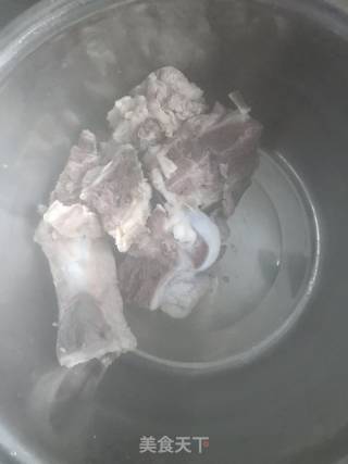 莲藕筒骨汤的做法步骤：1