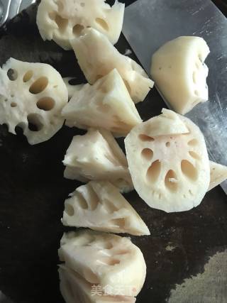 莲藕筒骨汤的做法步骤：2
