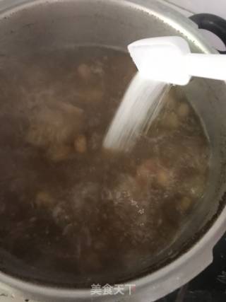 莲藕筒骨汤的做法步骤：5