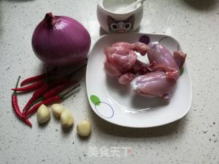 洋葱炒牛蛙的做法步骤：2