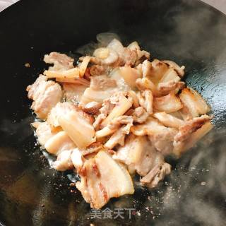 五花肉腐竹炖宽粉的做法步骤：5