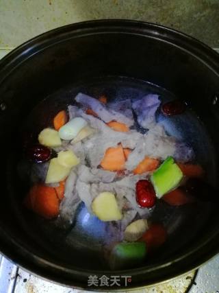 胡萝卜排骨汤的做法步骤：2
