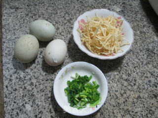 银鱼干炒鸭蛋的做法步骤：1