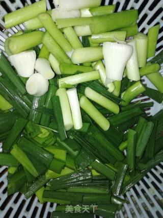 白菜梗蒜苗炒肉的做法步骤：2