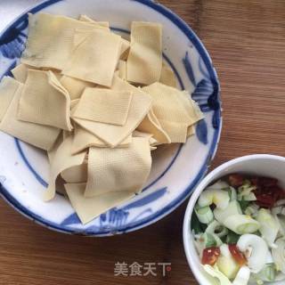 白菜炖豆皮的做法步骤：2