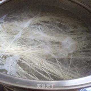 红萝卜酸汤面的做法步骤：2