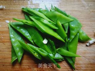 荷兰豆炒马蹄笋的做法步骤：3