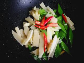 荷兰豆炒马蹄笋的做法步骤：7