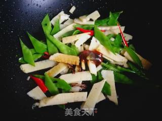 荷兰豆炒马蹄笋的做法步骤：8
