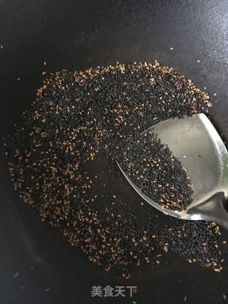 超简单好吃的黑米芝麻糕-男女老少皆宜的做法步骤：1