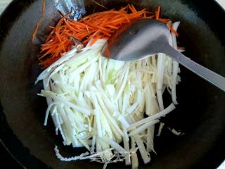 白菜胡萝卜素炒饼的做法步骤：7