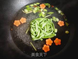 鲜虾菠菜面(虾鲜甜Q嫩的方法)的做法步骤：7