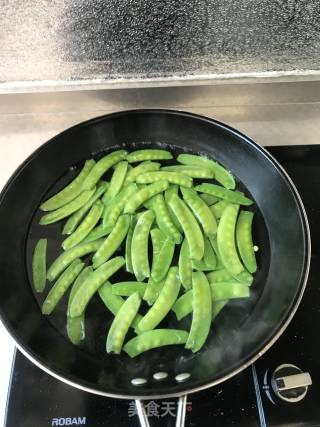 荷兰豆炒虾仁的做法步骤：5