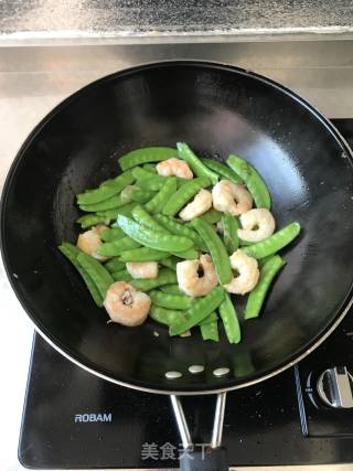 荷兰豆炒虾仁的做法步骤：9