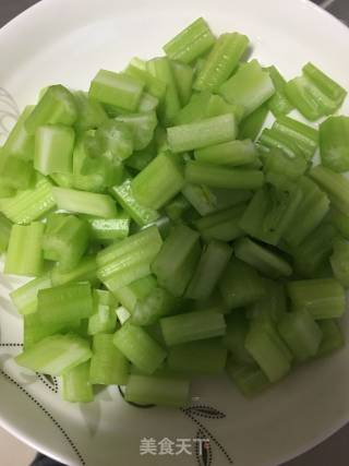 油豆腐炒芹菜的做法步骤：1
