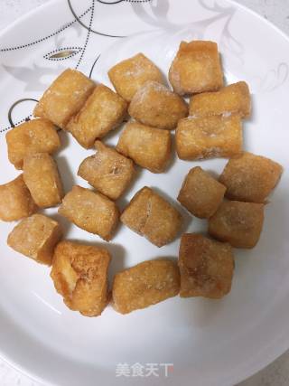油豆腐炒芹菜的做法步骤：2