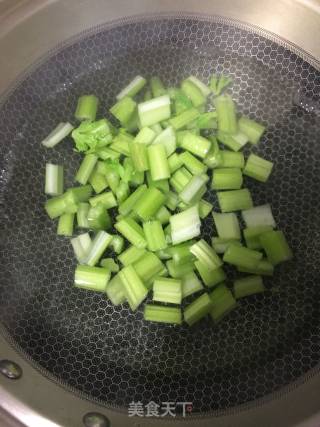 油豆腐炒芹菜的做法步骤：4