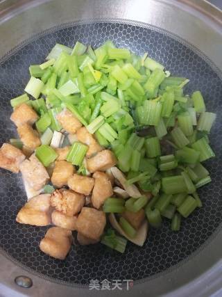 油豆腐炒芹菜的做法步骤：7