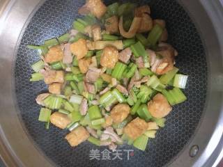 油豆腐炒芹菜的做法步骤：8